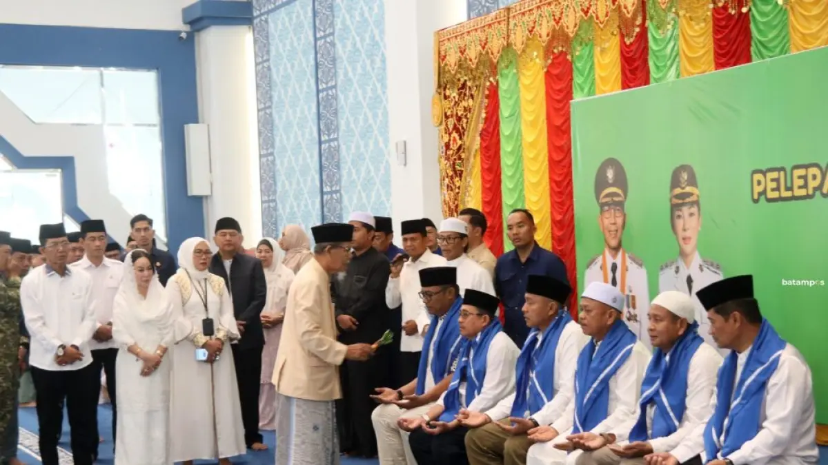 Wali Kota Batam, Amaakar Achmad, bersama Wakil Wali Kota Batam, Li Claudia Chandra, dan Muspida melepas jemaah calon haji Batam di Masjid Agung Raja Hamidah Batam Center Kamis (16/4). F. Cecep Mulyana/Batam Pos
