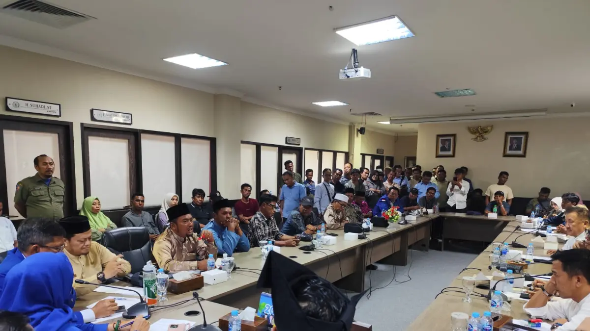 Warga Numbing saat menjalani RDP di DPRD Kepri, Jumat (17/4). F. Mohamad Ismail/Batam Pos