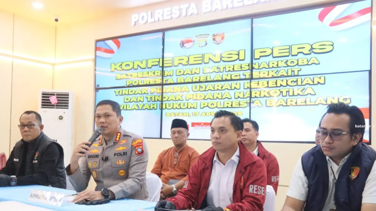 Kapolresta Barelang Kombes Pol Anggoro Wicaksono didampingi Kasat Reskrim, Kasat Narkoba Polresta Barelang memberikan keterangan terkait tindak pidana ujaran kebencian dan tindak pidana narkoba saat ekspos di Mapolresta Barelang, Jumat (17/4). F.Cecep Mulyana/Batam Pos