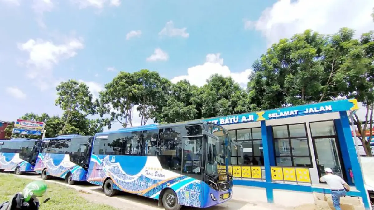 Bus Trans Batam menunggu jadwal berangkat di halte depan kawasan TPI, Tanjunguncang, Batuaji, Jumat (26/1) lalu. Tahun depan, Dishub akan kembali membangun sejumlah halte baru. F. Dokumen Batam Pos
