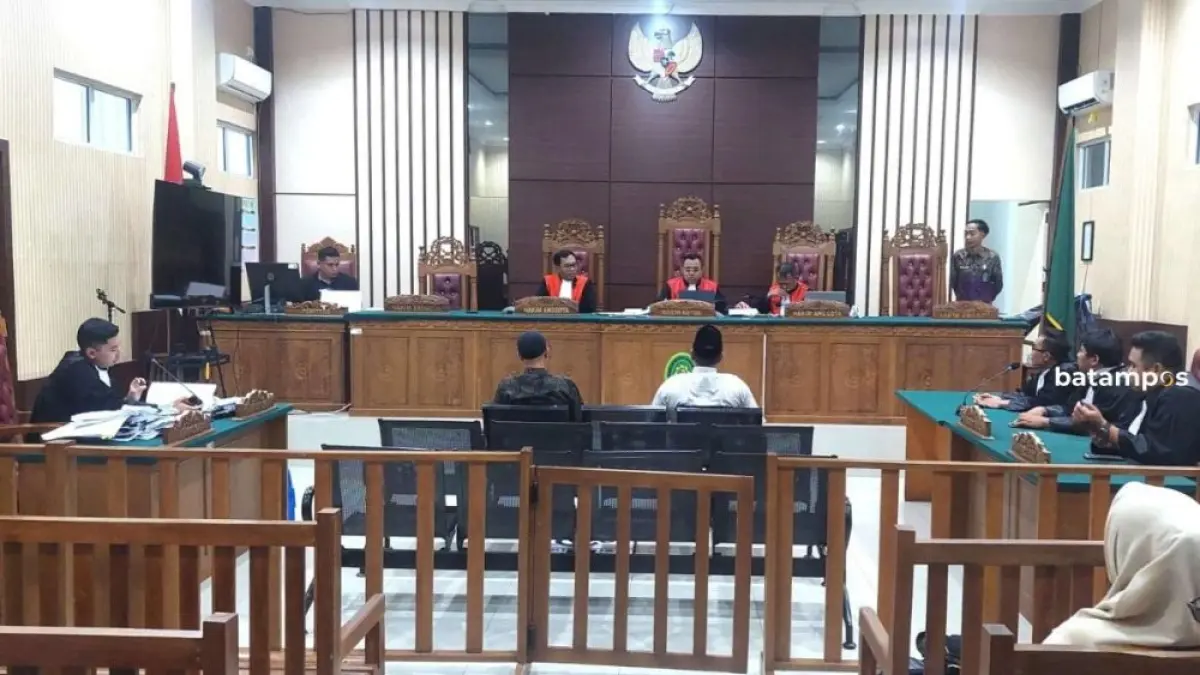Dua terdakwa kasus korupsi sporadik lahan mangrove di Desa Sugie Besar, Mawasi dan Djuniman, saat menjalani sidang putusan di PN Tanjungpinang dengan vonis 18 bulan penjara. F. JPU untuk Batam Pos
