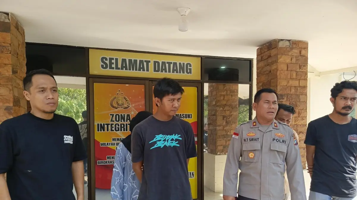 PELAKU, Bayu (kedua dari kiri) yang menendang pemotor di Sungai Harapan, Sekupang, saat menyerahkan diri ke Mapolsek Sekupang.F Eusebius Sara/Batam Pos