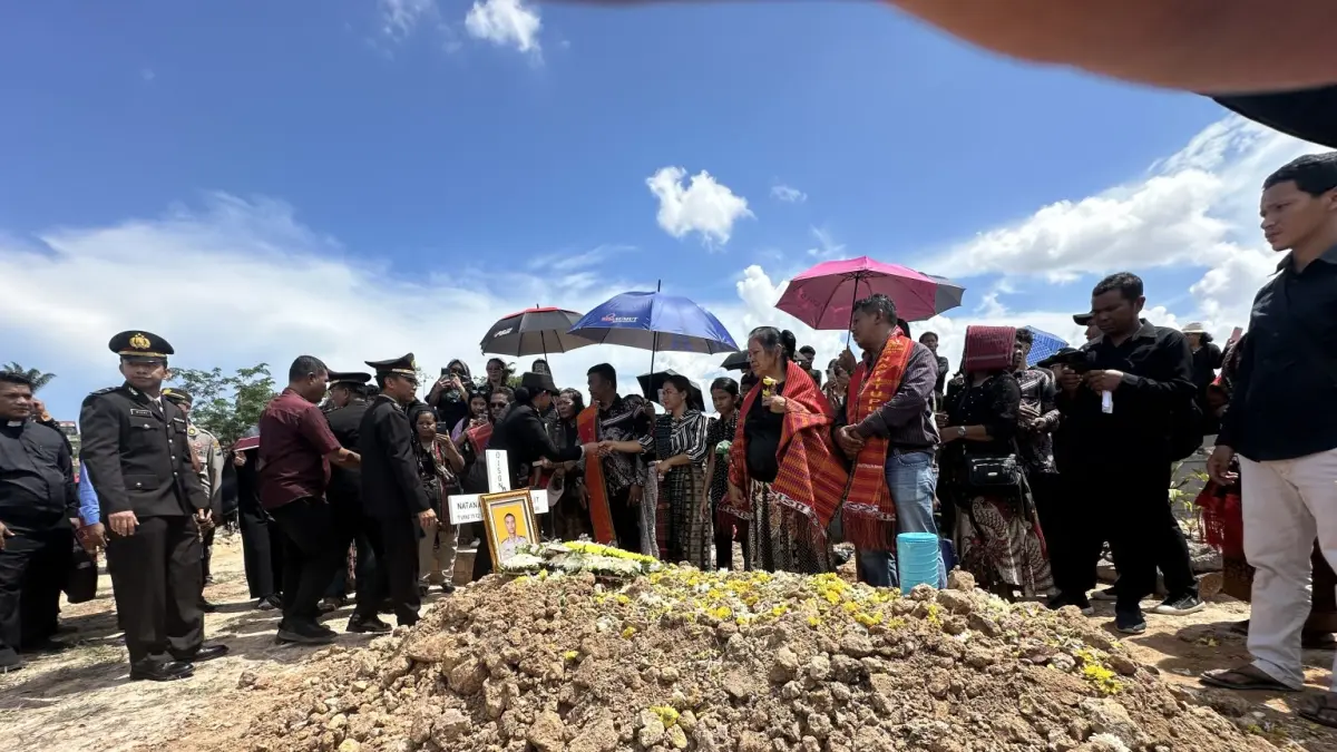 Pemakaman Bripda Natanael Simanungkalit di TPU Sei Temiang, Kamis (16/4/2026). Foto. Yofi Yuhendri/ Batam Pos