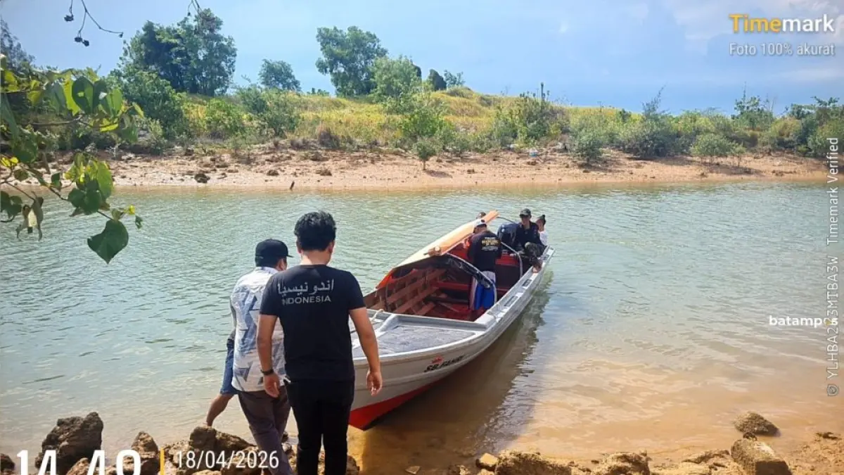 Petugas gabungan melakukan evakuasi bocah yang tenggelam di kanal Golden BCI, Bengkong, Batam, Sabtu (18/4). F. Istimewa untuk Batam Pos