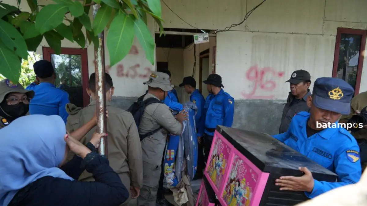 Tim terpadu menertibkan bangunan liar di kecamatan Sei Binti, Jumat (17/4/2026). f istimewa