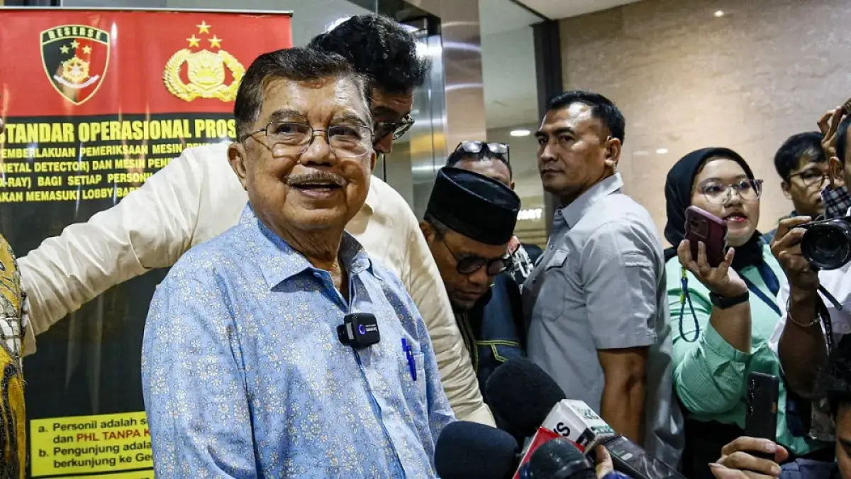 Wakil Presiden RI ke-10 dan ke-12 Jusuf Kalla (JK) memberikan keterangan pers usai menyerahkan laporan di Gedung Bareskrim Polri, Jakarta, Rabu (8/4/2026). F. Salman Toyibi/Jawa Pos