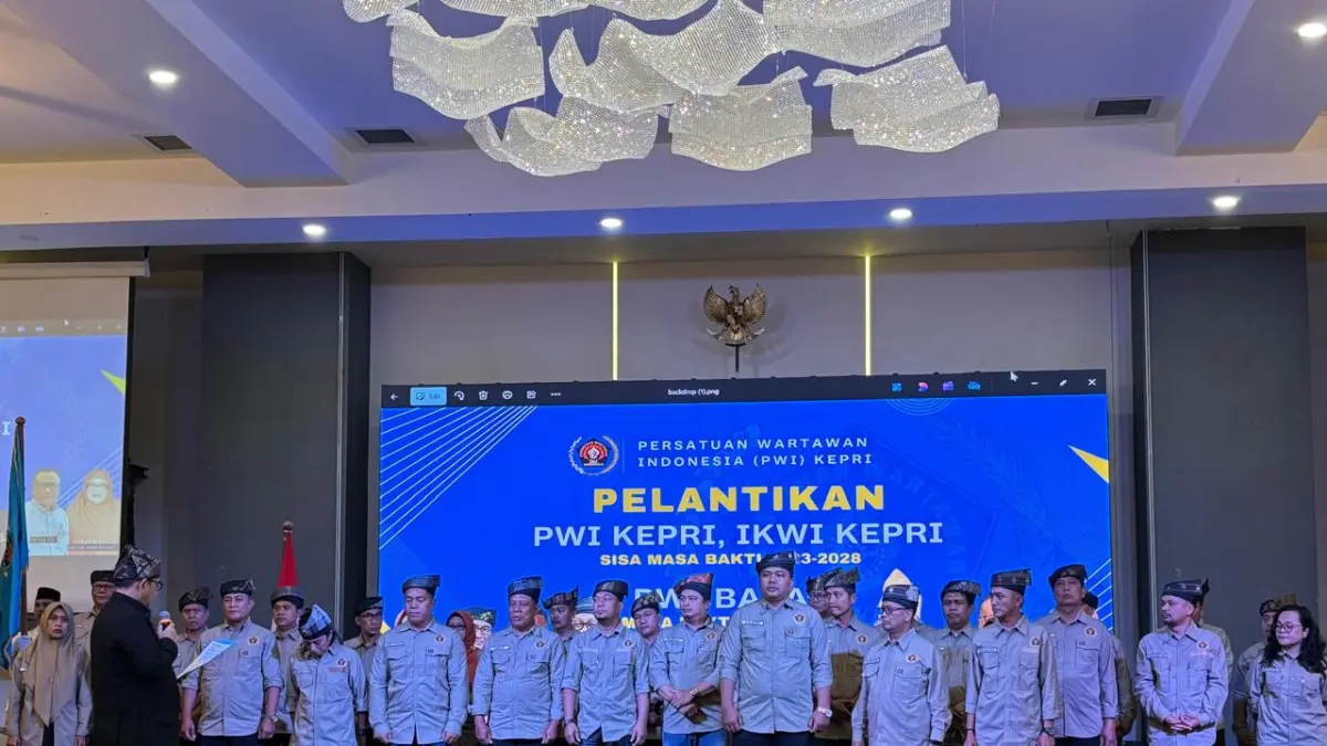 ZULMANSYAH Sekedang, berpakaian jas hitam (Kiri Depan) saat pelantikan PWI dan IKWI Kepri disaksikan Ketua Dewan Kehormatan PWI Kepri Marganas Nainggolan di Jodoh, Rabu (7/5/2025) lalu. F PWI Kepri untuk Batam Pos