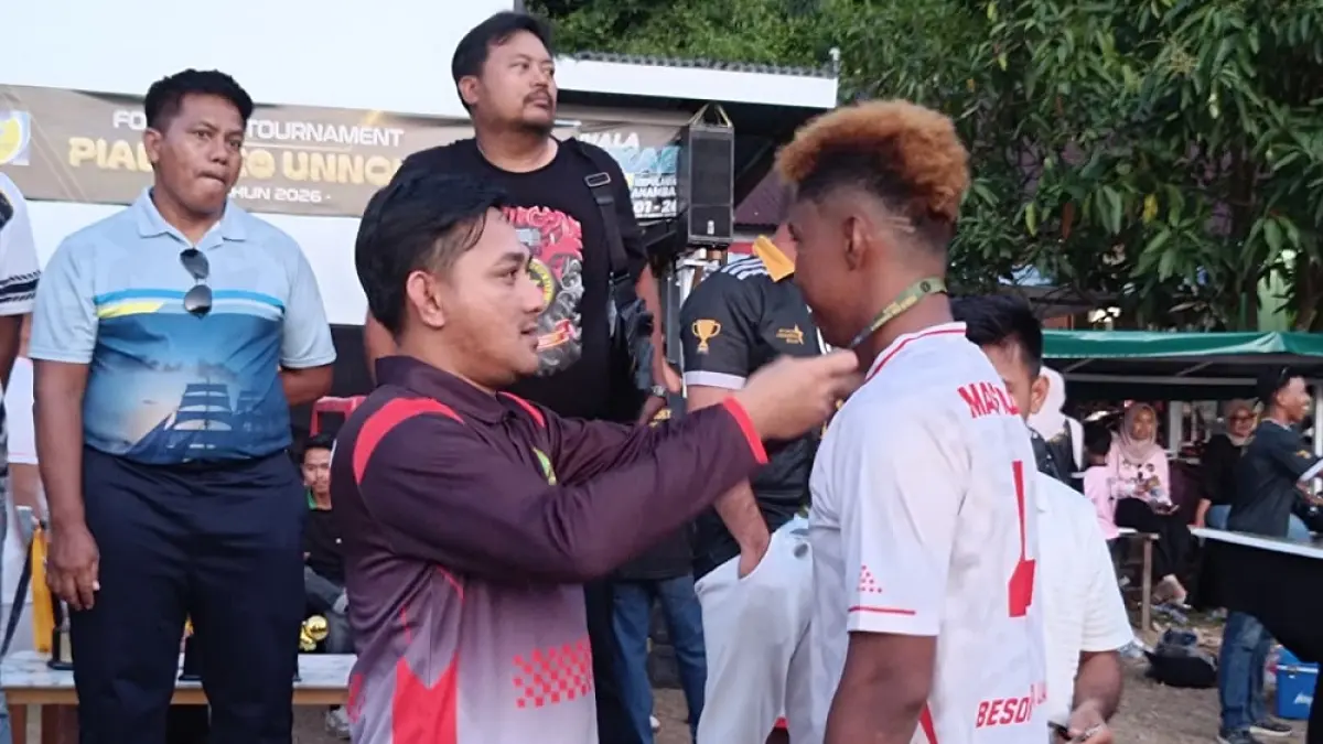 Ketua DPRD Anambas, Rian Kurniawan mengucapkan selamat kepada pemenang turnamen Sepak Bola Piala Leo Unnoky. F. Latip untuk Batam Pos