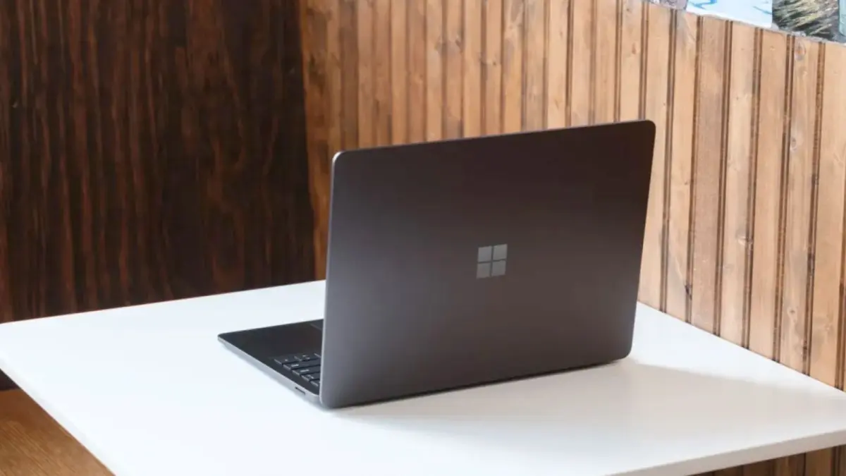 Microsoft siapkan laptop OLED. (x.com/rozetked)