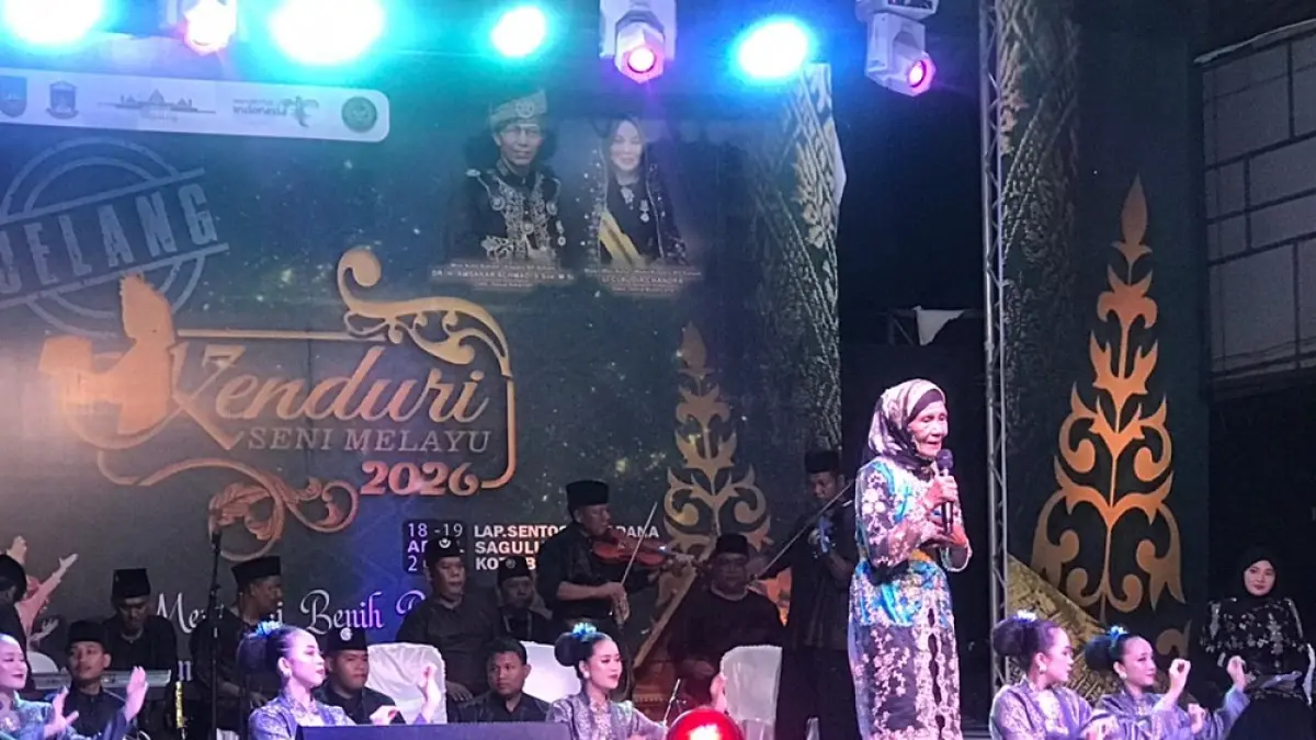 Penari Mak Yong membawakan Tari Jogi saat pembukaan Kenduri Seni Melayu 2026 di Lapangan SP Plaza Sagulung, Batam, Sabtu (18/4) malam. F. Istimewa