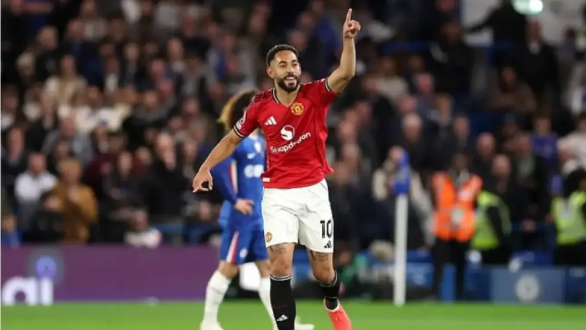 Penyerang Manchester United, Matheus Cunha, merayakan gol tunggal ke gawang Chelsea. F. Dailymail via Radar Surabaya