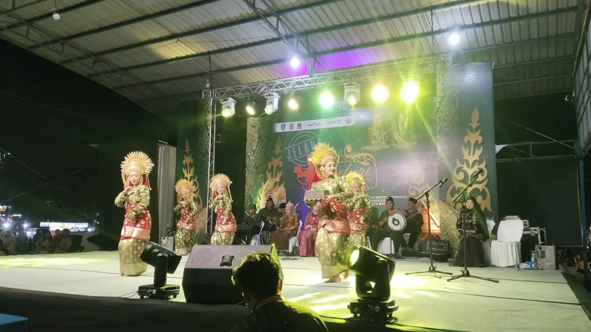 Pertunjukan tari Melayu memeriahkan malam kedua Kenduri Seni Melayu 2026, di Lapangan Sentosa Perdana (SP), Sagulung. F. Istimewa
