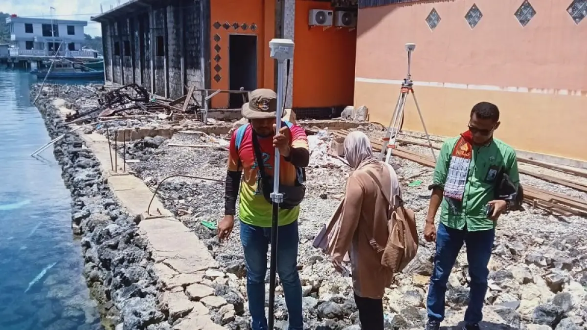 https://cdn-jjmn.jawapos.com/images/16/2026/04/19/petugas-bpn-melakukan-pengukuran-ulang-lahan-sengketa-di-kelurahan-letung-kabupaten-kepulauan-anambas-disaksikan-aparat-dan-pihak-terkait-f-ihsan-imaduddinbatam-pos-o8OG8.webp