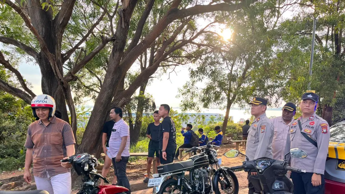 Petugas gabungan mengamankan sepeda motor berknalpot brong dalam razia di kawasan Sekupang, Batam, Sabtu (19/4). F. Istimewa