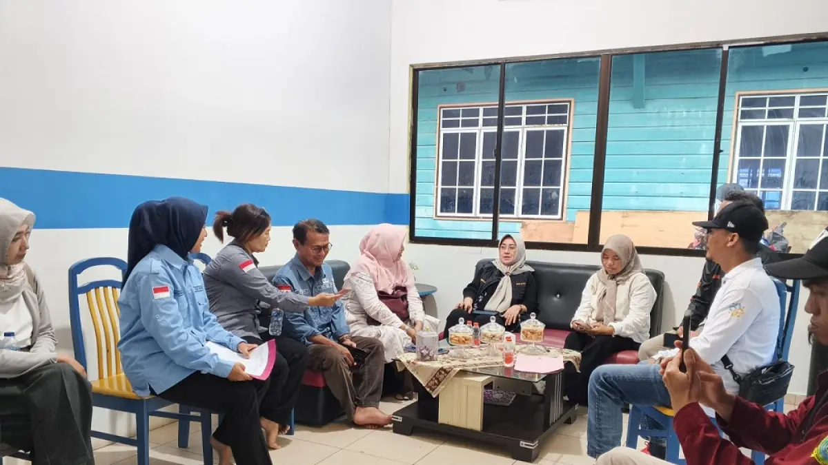 Plt Kadinkes Kepri, Yosei Susanti dan Kadis DKP2KH Kepri, Riza Azmi berdiskusi dengan pengelola dapur MBG Anambas Inn, Tarempa Barat. F. Ihsan Imaduddin/Batam Pos