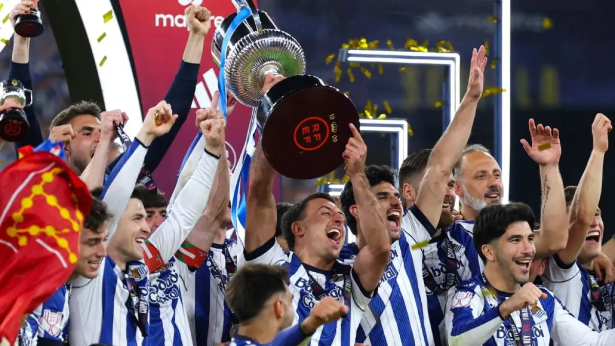 Seleberasi pemain Real Sociedad saat menjuarai Copa del Rey 2026 usai mengalahkan Atletico Madrid lewat adu penalti. F. x.com/brfootball