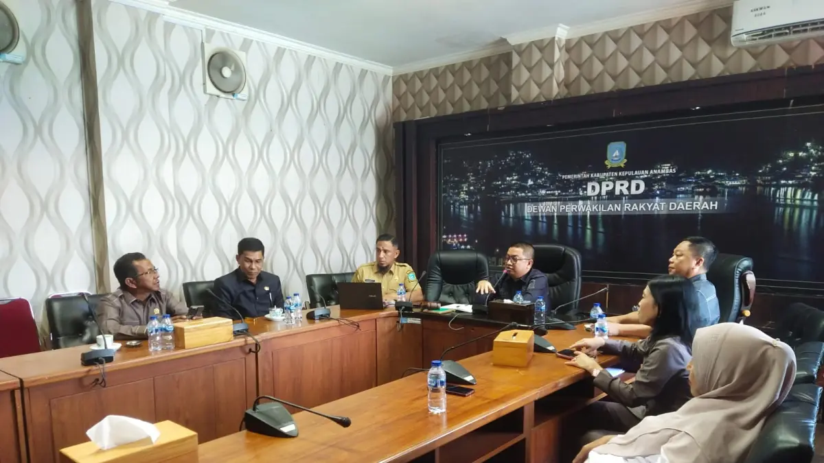 KETUA Pansus LKPj DPRD Kepulauan Anambas, Ayub memimpin rapat konsolidasi rekomendasi ke Pemkab Anambas. F Ihsan Imaduddin/Batam Pos