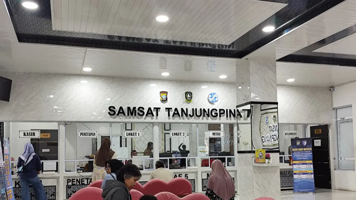 PELAYANAN pembayaran pajak kendaraan bermotor di Samsat Tanjungpinang. F. Mohamad Ismail/Batam Pos