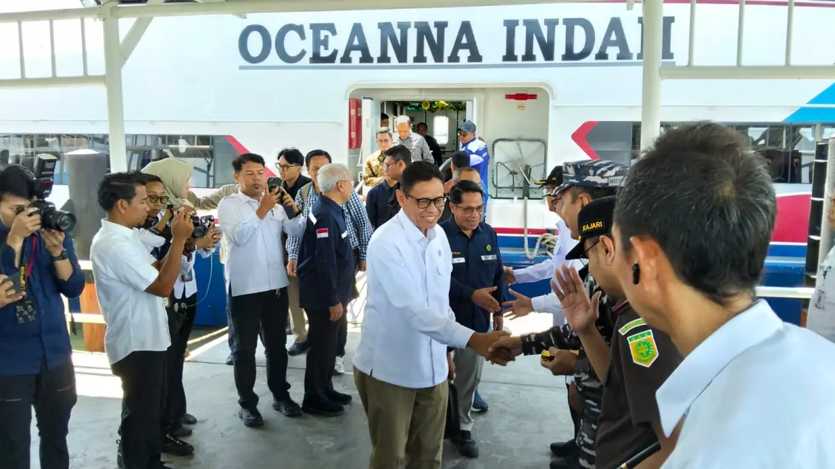 WAMEN ESDM RI, Yuliot Tanjung ketika melakukan kunjungan kerja ke Kabupaten Karimun awal April lalu. F Sandi Pramosinto/Batam Pos