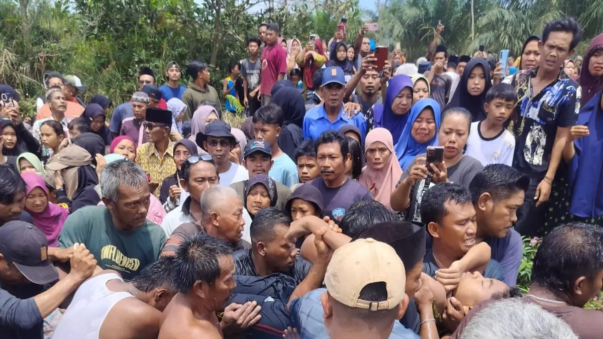 WARGA Desa Gemuruh, Kundur, &nbsp;mengevakuasi jenazah pelajar SD yang tenggelam dan ditemukan tewas di danau bekas penambangan timah, Minggu (19/4/2026). F Sandi Pramosinto/Batam Pos