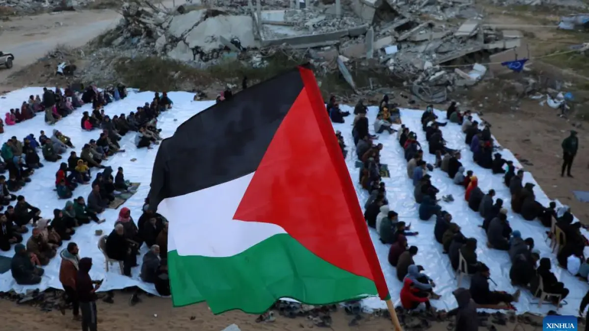Warga Palestina melaksanakan salat Idul Fitri di tengah puing-puing bangunan yang hancur di lingkungan Tel al-Hawa, barat daya Kota Gaza, 20 Maret 2026. (Foto oleh Rizek Abdeljawad/Xinhua).