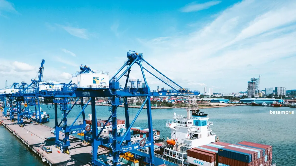 Deretan STS Crane berdiri kokoh di Pelabuhan Batu Ampar, bekerja tanpa henti mempercepat proses bongkar muat kargo. Alat ini menjadi kunci meningkatnya produktivitas, memangkas waktu sandar kapal, serta memperkuat peran Pelabuhan Batu Ampar sebagai gerbang logistik utama Batam di jalur perdagangan internasional. F. BACT untuk Batam Pos