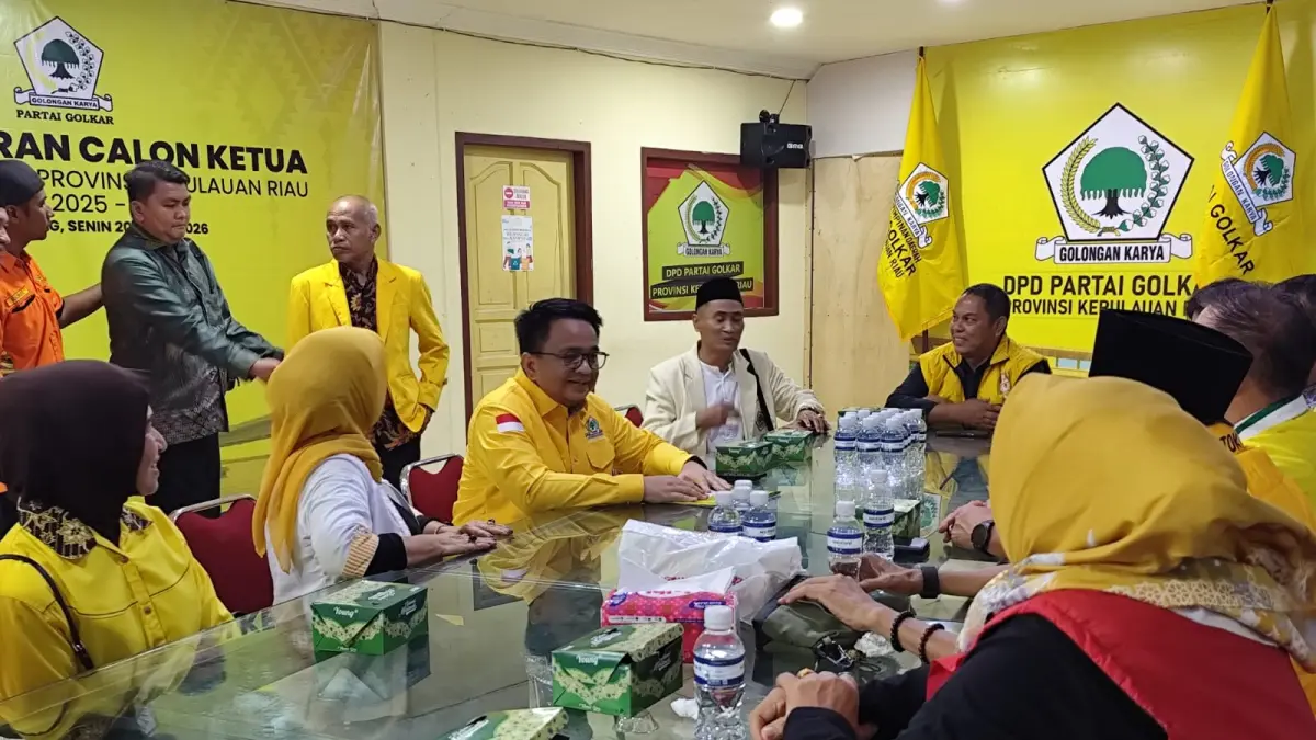 Ade Angga saat mendaftar sebagai bakal calon Ketua DPD Golkar Kepri, Senin (20/4). F. Mohamad Ismail/Batam Pos