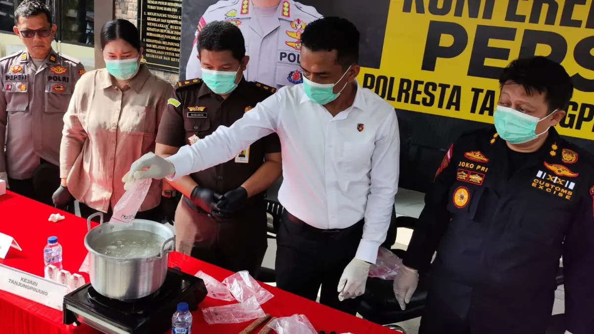 APARAT memusnahkan narkoba Milik sindikat narkoba internasional di Mapolresta Tanjungpinang, Selasa (21/4). F. Yusnadi Nazar/Batampos