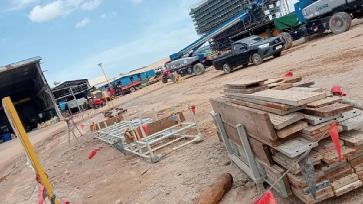 Benda mirip bom ditemuykan di kawasan komplek proyek Mc Dermott. f. Istimewa