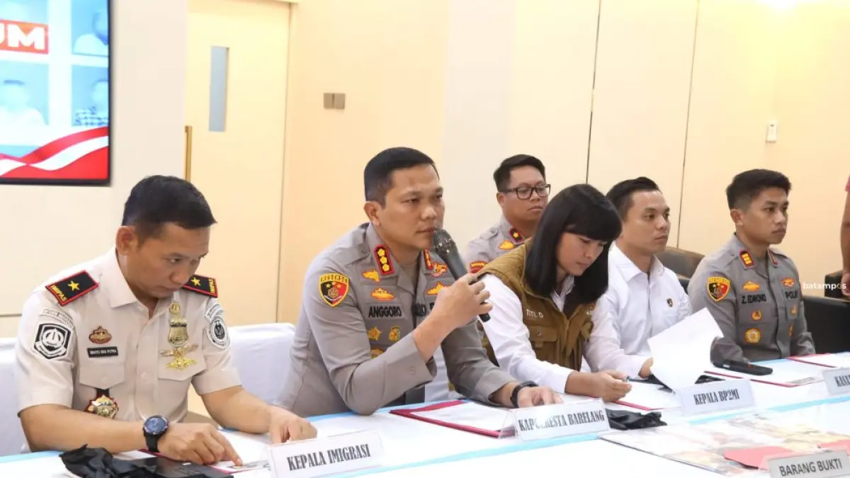 Kapolresta Barelang Kombes Pol Anggoro Wicaksono bersama Kepala Imigrasi Batam, BP2MI, Kasat Reskrim, Kapolsek KPP memberikan keterangan pengungkapan tindak pidana Pekerjaan Migran Non Prosedural di Mapolresta Barelang, Senin (20/4). F.Cecep Mulyana/Batam Pos