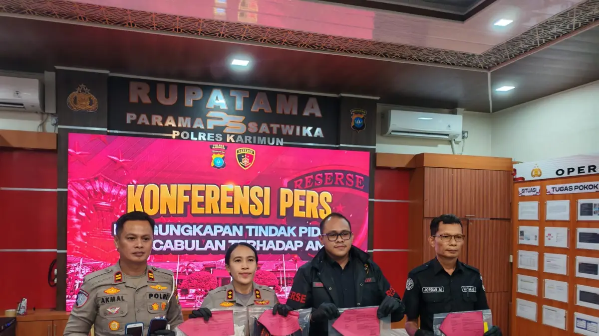 KAPOLRES Karimun, AKBP Yunita Stevani menunjukkan barang bukti tindak pidana&nbsp;
pencabulan terhadap anak saat siaran pers, Selasa (21/4/2026). F Sandi Pramosinto/Batam Pos