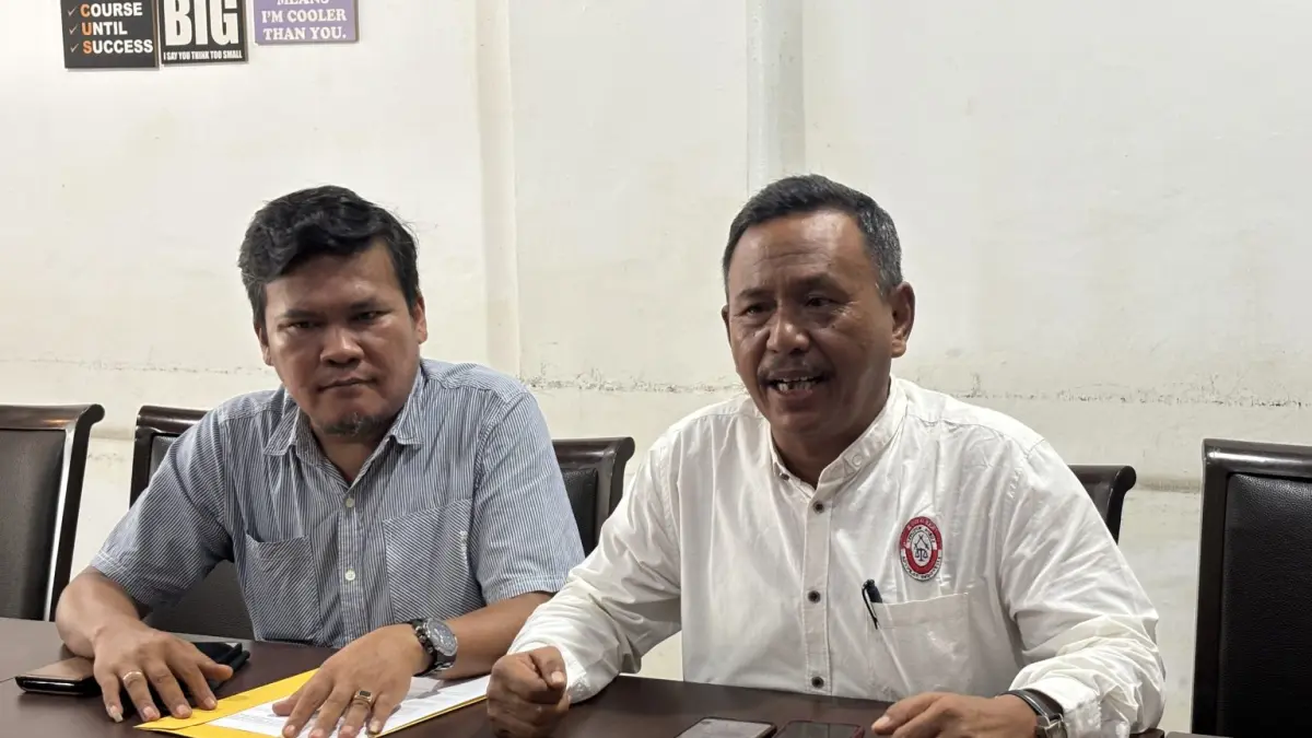 Keluarga Natanael Simanungkalit meminta proses pidana terhadap empat bintara yang sudah dipecat dipercepat. F. yashinta/ Batam Pos
