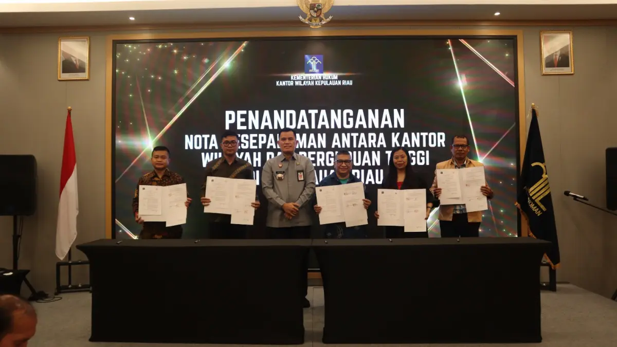 KEPALA Kanwil Kemenkum Kepri, Edison Manik saat melakukan MoU dengan Perguruan Tinggu di Kepri untuk memperkuat sentra KI. F. Kemenkum Kepri untuk Batam Pos
