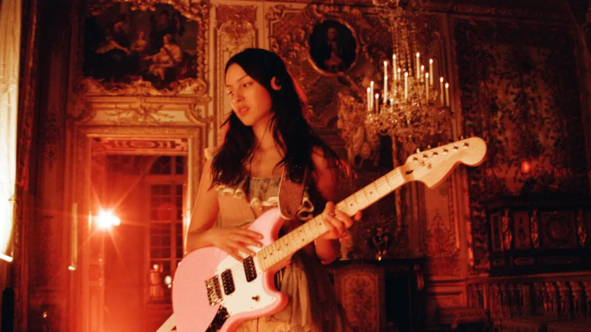 Olivia Rodrigo dalam musik video Drop Dead. (x.com/oliviarodrigo)