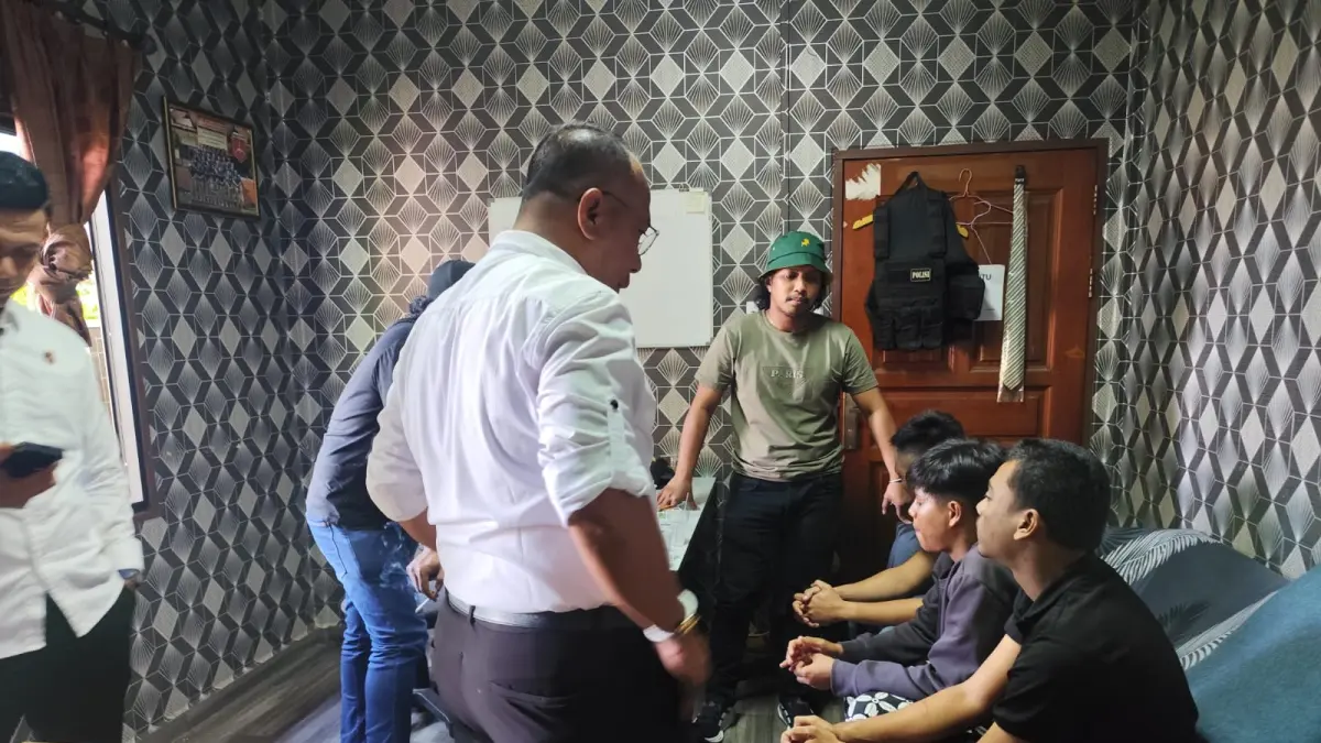 PARA pelaku saat diamankan di Satreskrim Polresta Tanjungpinang, Senin (20/4). F. Mohamad Ismail/Batam Pos&nbsp;