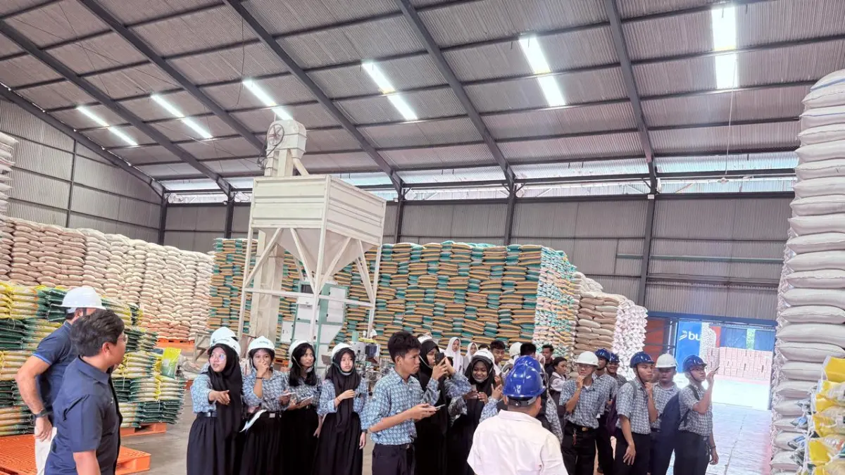 PARA Siswa SMA Negeri 14 Batam saat berkunjung dan belajar ketahanan pangan ke gudang Bulog Batam di Batuampar, Selasa (21/4/2026). F Bulog untuk Batam Pos