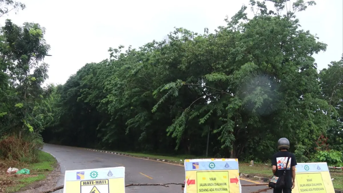 Penutupan sementara ruas Jalan Gajah Mada menuju kawasan Hotel Vista dilakukan untuk mendukung proses perbaikan dan menunggu hasil pengecoran jalan benar-benar kering sebelum kembali dibuka untuk umum. F. Cecep Mulyana/Batam Pos