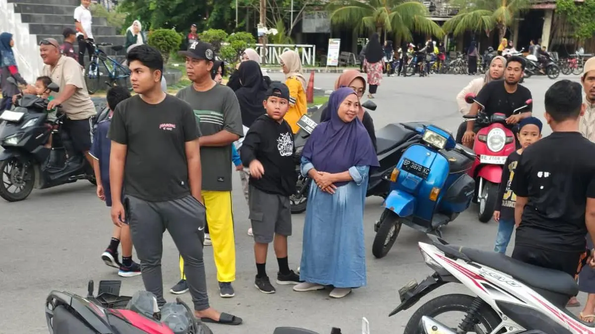 SEJUMLAH sepeda motor yang rusak setelah ditabrak Toyota Avanza yang diduga pengemudinya mabuk di kawasan Coastal Area, Minggu (19/4/2026). F Sandi Pramosinto/Batam Pos