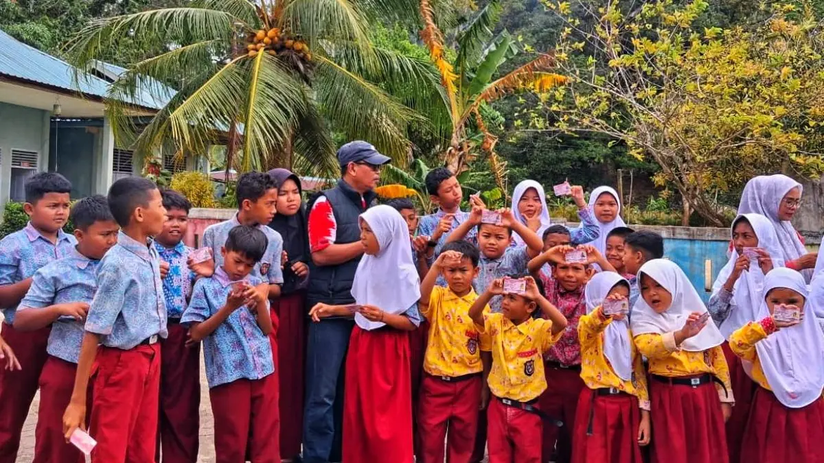 TIM dari Disdukcapil Bintan turun ke sekolah untuk layanan jemput bola cetak KIA di tempat. F.Budiana untuk Batam Pos