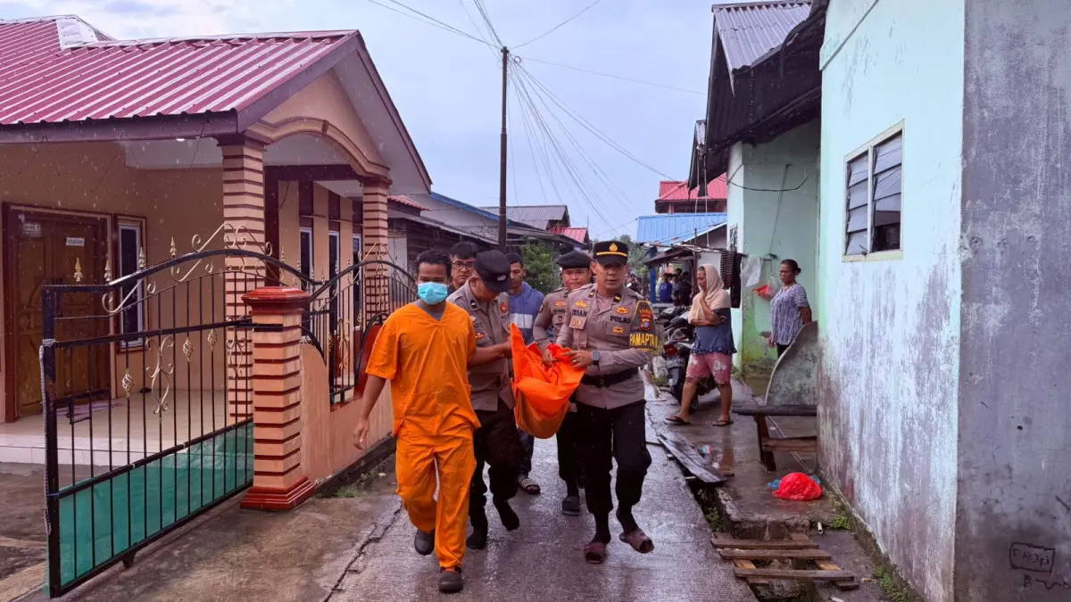 TIM Inafis dari Polres Tanjungbalai Karimun bersama petugas kesehatan mengevakuasi seorang IRT yang ditemukan gantung diri di Karimun, Selasa (21/4/2026). F Sandi Pramosinto/Batam Pos 
