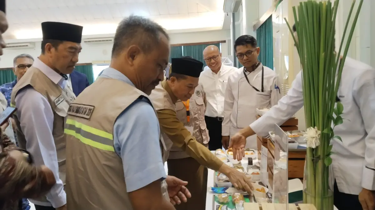 Uji coba makanan bagi jamah embarkasi Batam di Asrama Haji, Senin (20/4/2026). f. Rengga Yuliandra/ Batam Pos