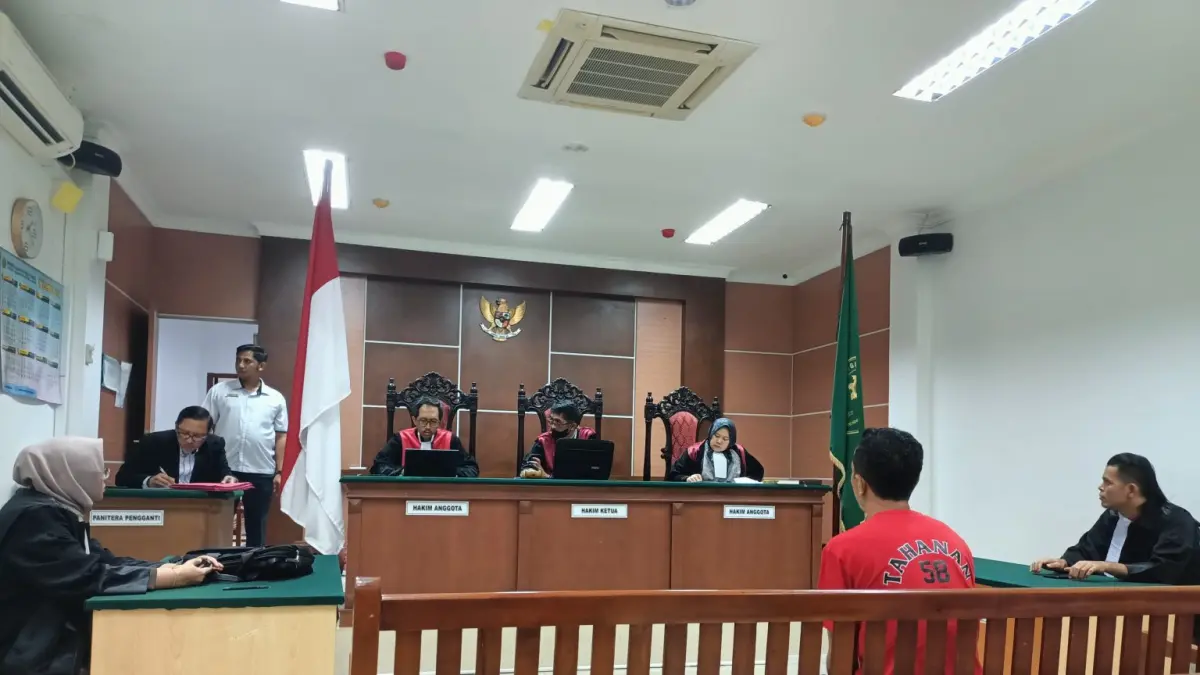 utusan perkara penyelundupan ratusan telepon genggam ilegal kembali tertunda di Pengadilan Negeri Batam. Majelis hakim menunda pembacaan vonis terhadap terdakwa Rio Susanto pada sidang, Senin (20/4). F. Azis Maulana/Batam Pos