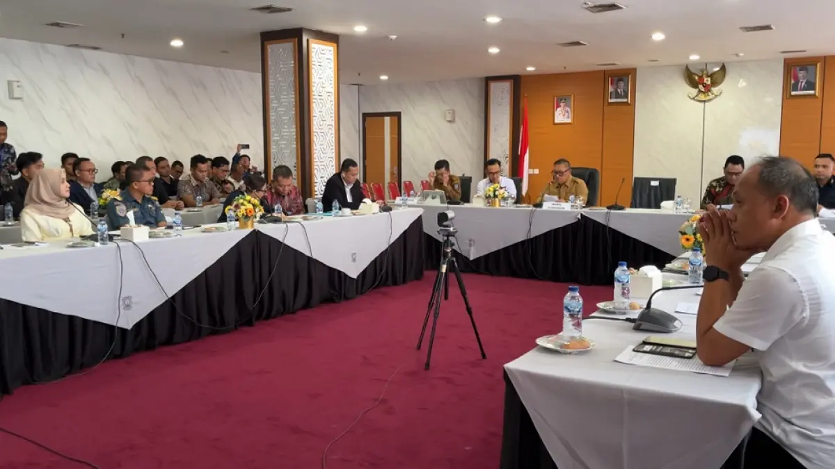 Wakil Gubernur Kepri Nyanyang Haris Pratamura memimpin rapat koordinasi lintas sektoral membahas strategi menjaga stabilitas pariwisata di tengah gejolak global. F. Azis Maulana/Batam Pos