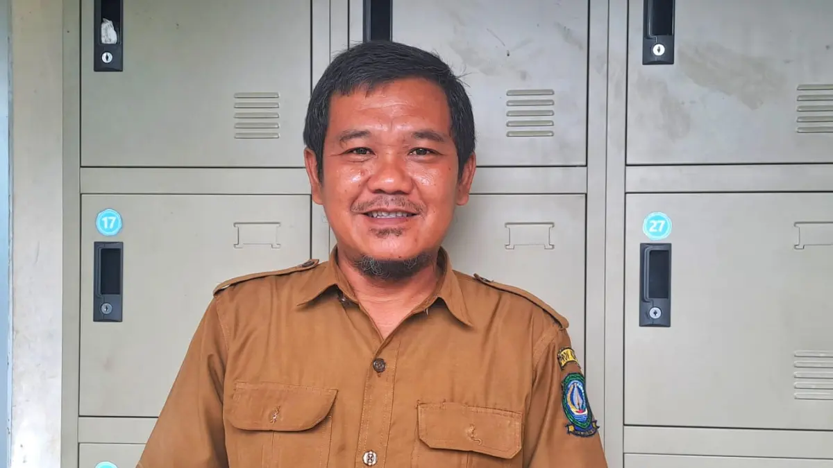 WAKIL Kepala Kesiswaan SMK Negeri 1 Bintan Utara, Dian Iskandar. F.Slamet Nofasusanto/Batam Pos