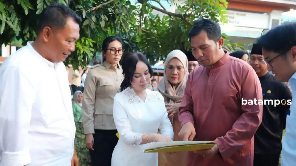 Wakil Wali Kota Batam Li Claudia Chandra bersama Kepala Dinas Perhubungan Kota Batam Leo Putra meninjau lokasi rencana pembangunan Zona Selamat Sekolah (ZoSS) di depan SD Negeri 009 Botania Garden, kawasan Belian, Batam Kota. F. Syahban/Batam Pos