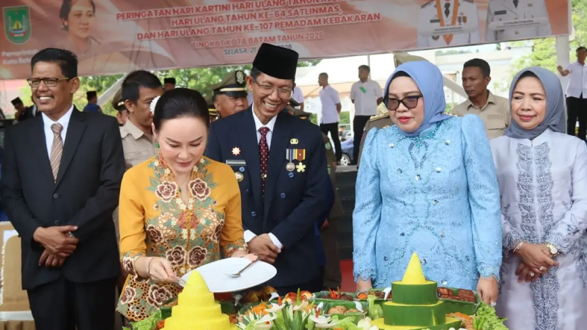 Wakil Wali Kota Batam sekaligus Wakil Kepala BP Batam, Li Claudia Chandra menyuapi Ketua TP PKK Kota Batam, Erlita Amsakar, usai upacara Hari Kartini di Alun-Alun Engku Putri, Batam Center, Selasa (21/4) pagi. F. Cecep Maulanal/Batam Pos