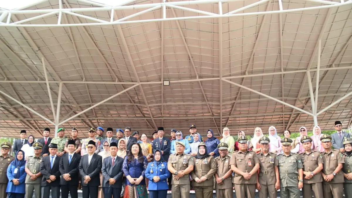 Amsakar Achmad bersama Li Claudia Chandra berfoto bersama personel Pemadam Kebakaran Kota Batam, Satuan Polisi Pamong Praja, Satuan Perlindungan Masyarakat, ASN, serta pegawai OPD dan BP Batam di lingkungan Pemerintah Kota Batam usai upacara dan pemotongan tumpeng, Selasa (21/4). F. Cecep Mulyana/Batam Pos
