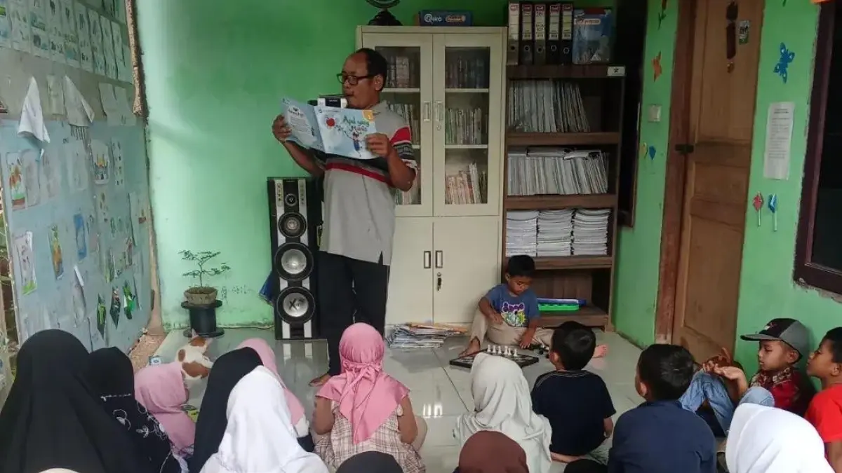 AKTIVITAS anak-anak saat membaca dan belajar di salah-satu TBM yang ada di Kepri. F. Forum TBM Kepri untuk Batam Pos