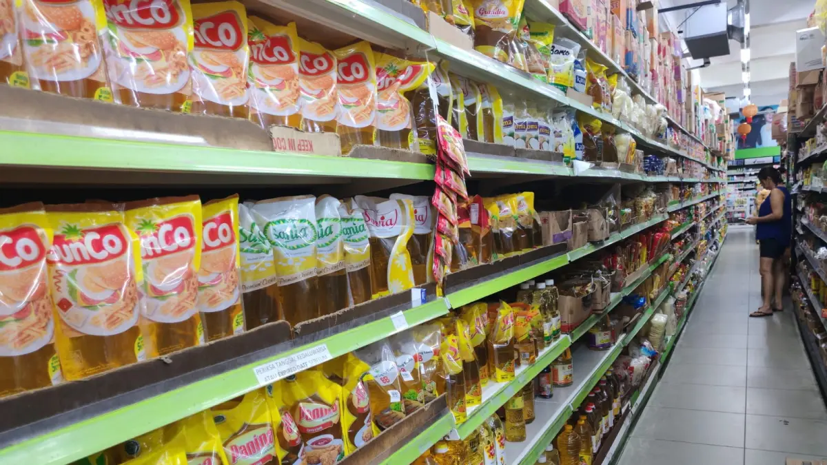 ANEKA jenis minyak goreng yang dijual di swalayan di Karimun, Rabu (22/4/2026). Merek MinyaKita langka di kota ini. F Sandi Pramosinto/Batam Pos
