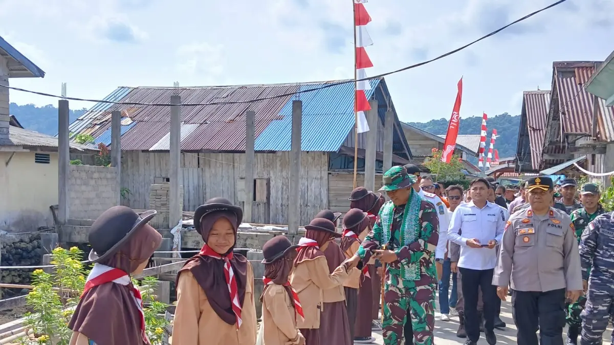 Dandim 0318/Natuna, Kolonel Inf Ruruh Sejati disambut pelajar setempat usai melihat langsung proses pengerjaan TMMD di Siantan Utara, Rabu (22/4/2026). F Ihsan Imaduddin/Batam Pos